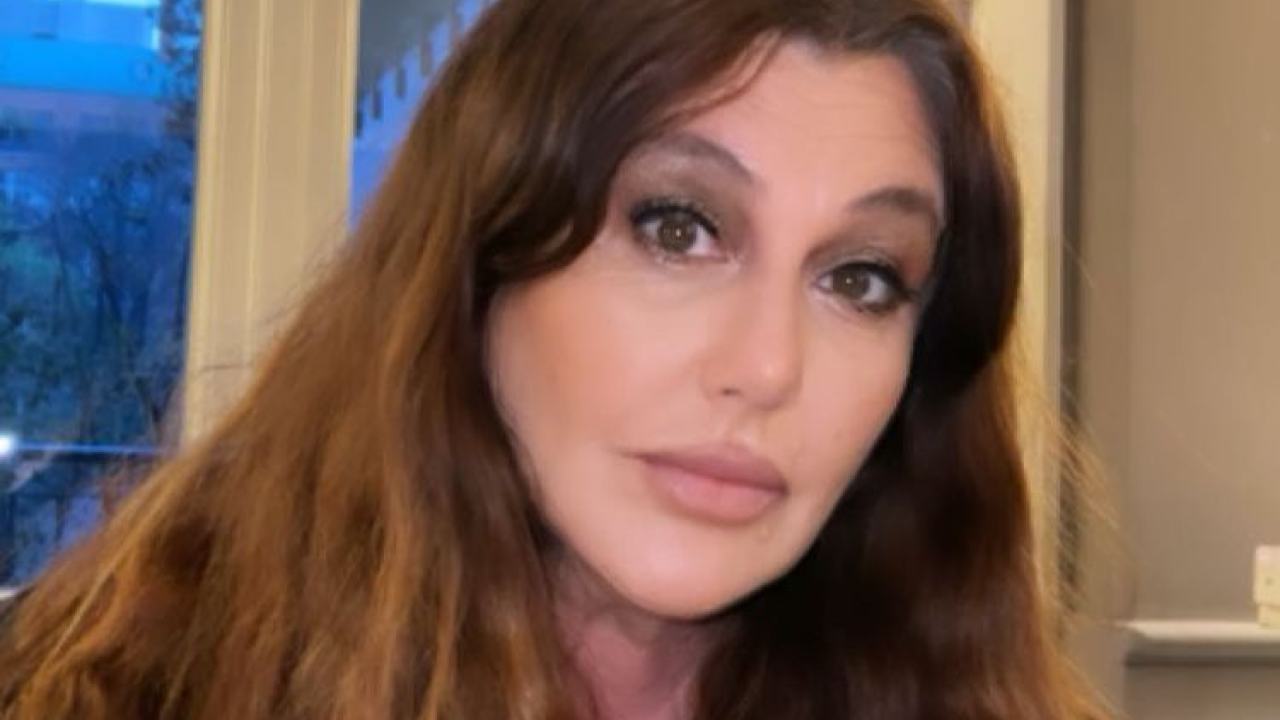 La madre di Belen è irriconoscibile: la figlia la trucca e col make up perfetto sembra un’altra!