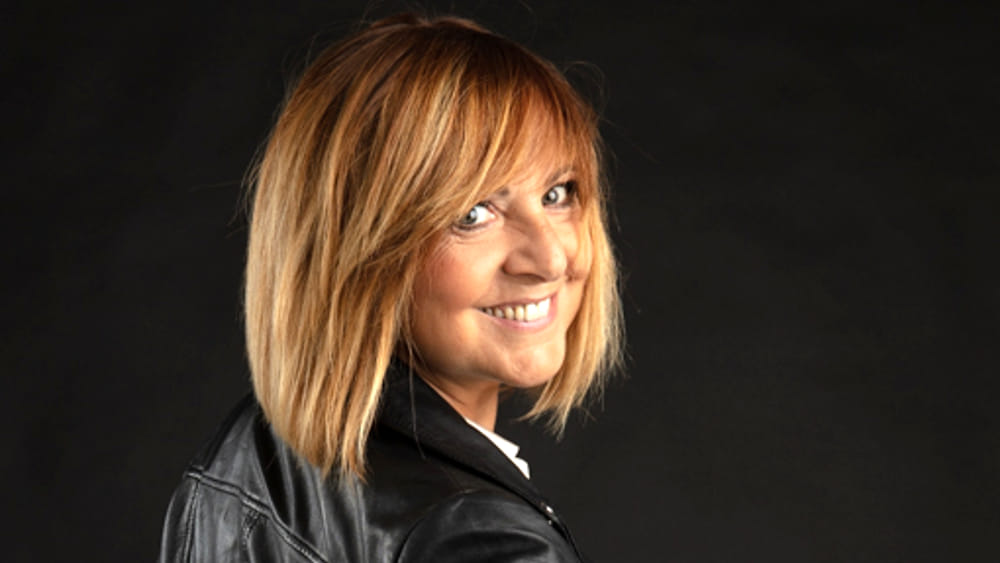 ”Loro picchiano le persone LGBT, Arisa rivolta la frittata”: l’attrice comica Debora Villa le suona a Rosalba Pippa