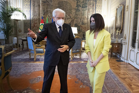 Sergio Mattarella riceve Pausini dopo la notte degli Oscar