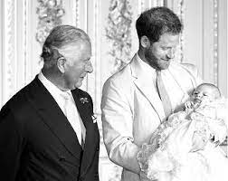 Gli auguri del principe Carlo per i 2 anni del piccolo Archie, la foto senza Meghan Markle