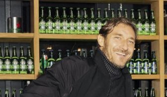 Francesco Totti fa il “cucchiaio” per la nuova campagna Heineken