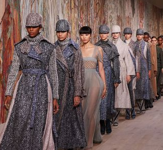 Dior sfila tra cavallerizze e giochi materici
