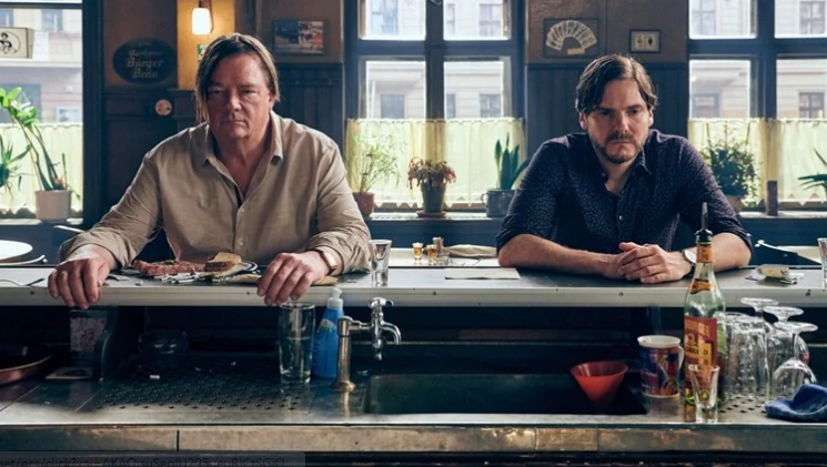 Next Door: recensione del primo film da regista di Daniel Brühl Next Door: recensione del primo film da regista di Daniel Brühl