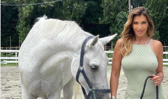Sabrina Salerno con un amico speciale: sotto il vestito manca qualcosa!