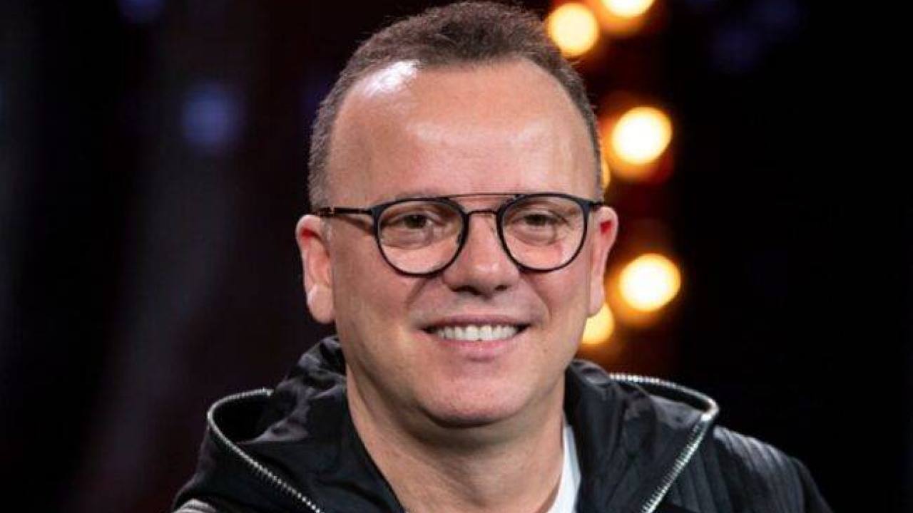 Signora sorpresa con l’amante in un video di Gigi D’Alessio poi divorzia: la discografica le deve risarcire i danni