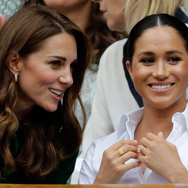 Meghan Markle e Kate Middleton, il faccia a faccia alle nozze del figlio di Victoria e David Beckham: «Preoccupante» Meghan Markle e Kate Middleton, il faccia a faccia alle nozze del figlio di Victoria e David Beckham: «Preoccupante»