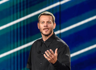 Cattelan chiude, stile e ironia non bastano