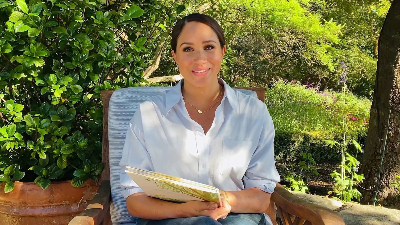Meghan Markle legge il suo primo libro per bambini sulla panchina della villa Meghan Markle legge il suo primo libro per bambini sulla panchina della villa