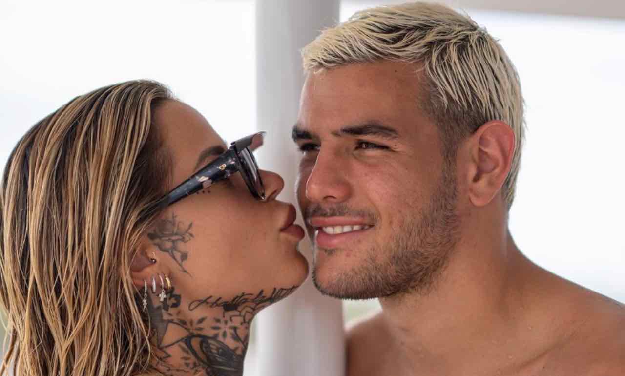 Zoe Cristofoli coccola il marito Theo Hernandez e il figlio in tribuna in Qatar