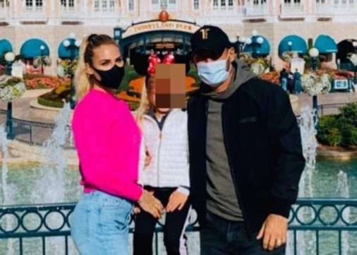 Totti, Ilary Blasi e Isabel in gita a Disneyland Paris Totti, Ilary Blasi e Isabel in gita a Disneyland Paris