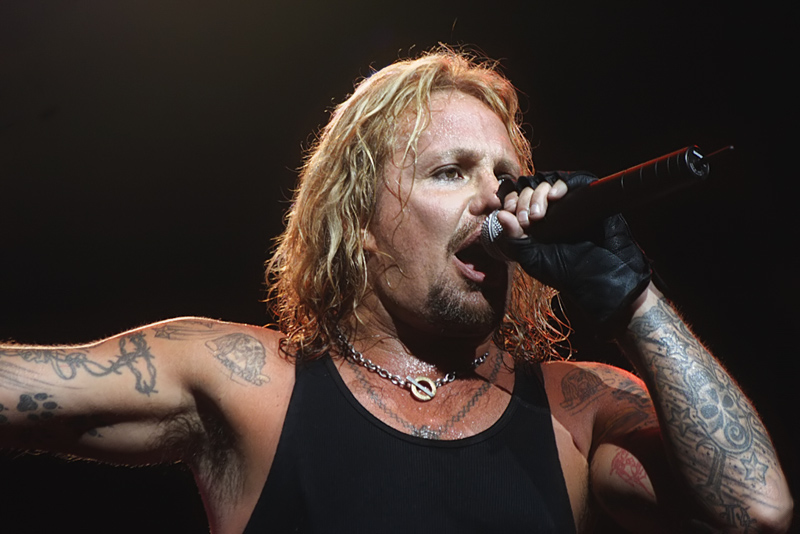Motley Crue, paura per il cantante Vince Neil: costole rotte per una caduta dal palco