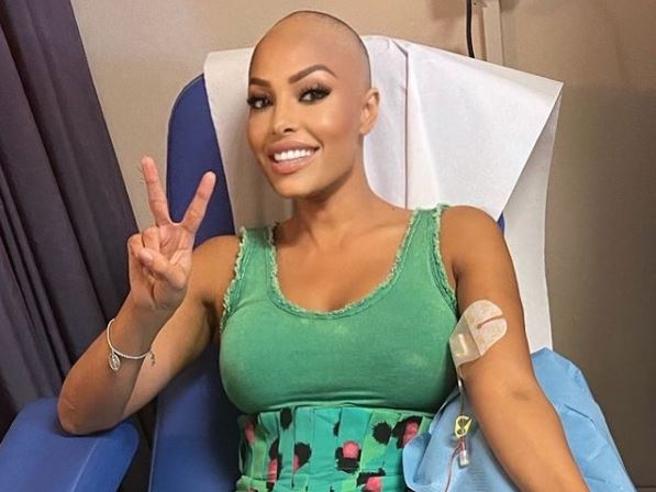 Fa l’ultima chemioterapia ed esplode la festa: Carolina Marconi non riesce a contenere felicità e commozione tra fidanzato e amici accorsi a celebrarla