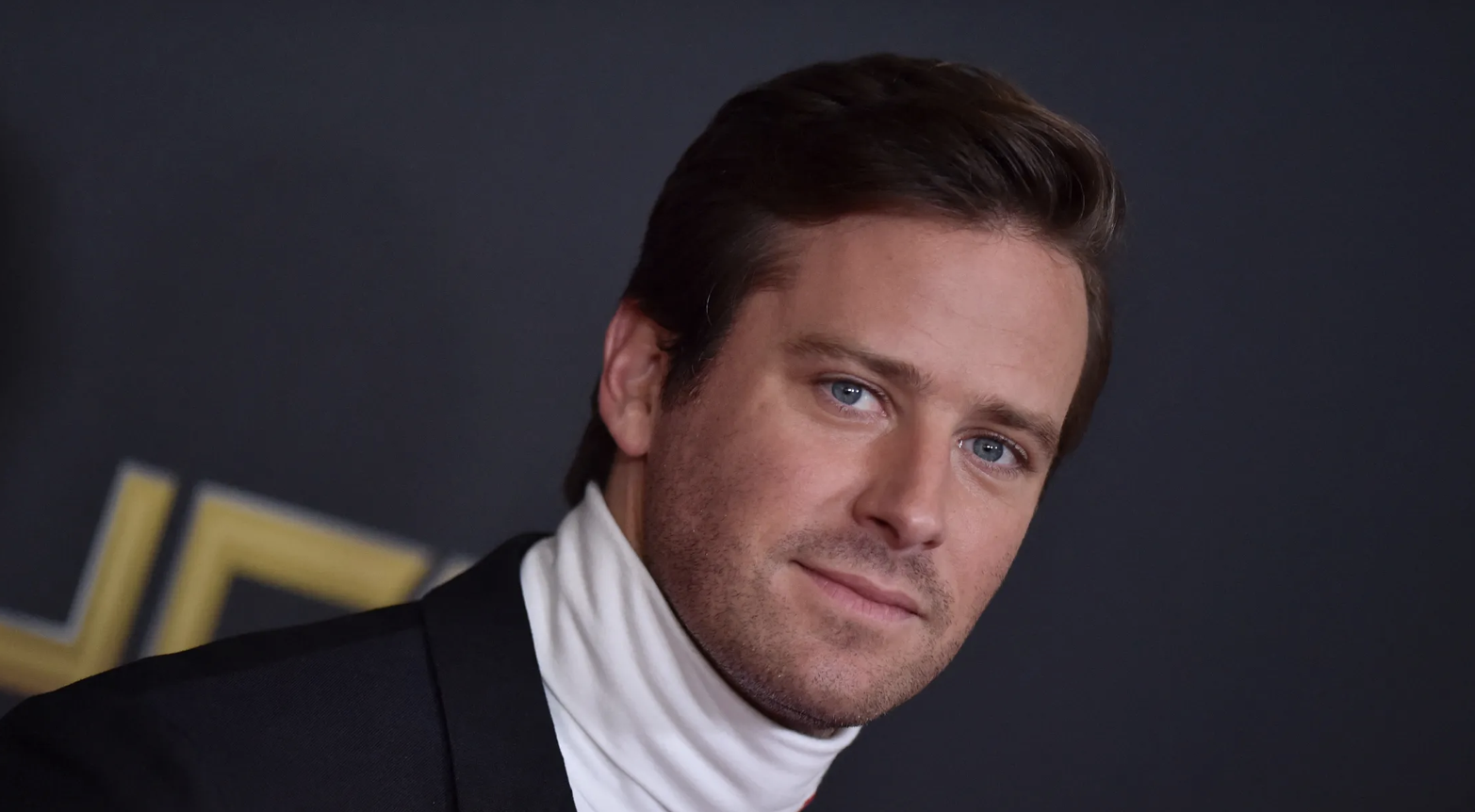 Armie Hammer esce dalla riabilitazione e va in vacanza con i figli alle Cayman