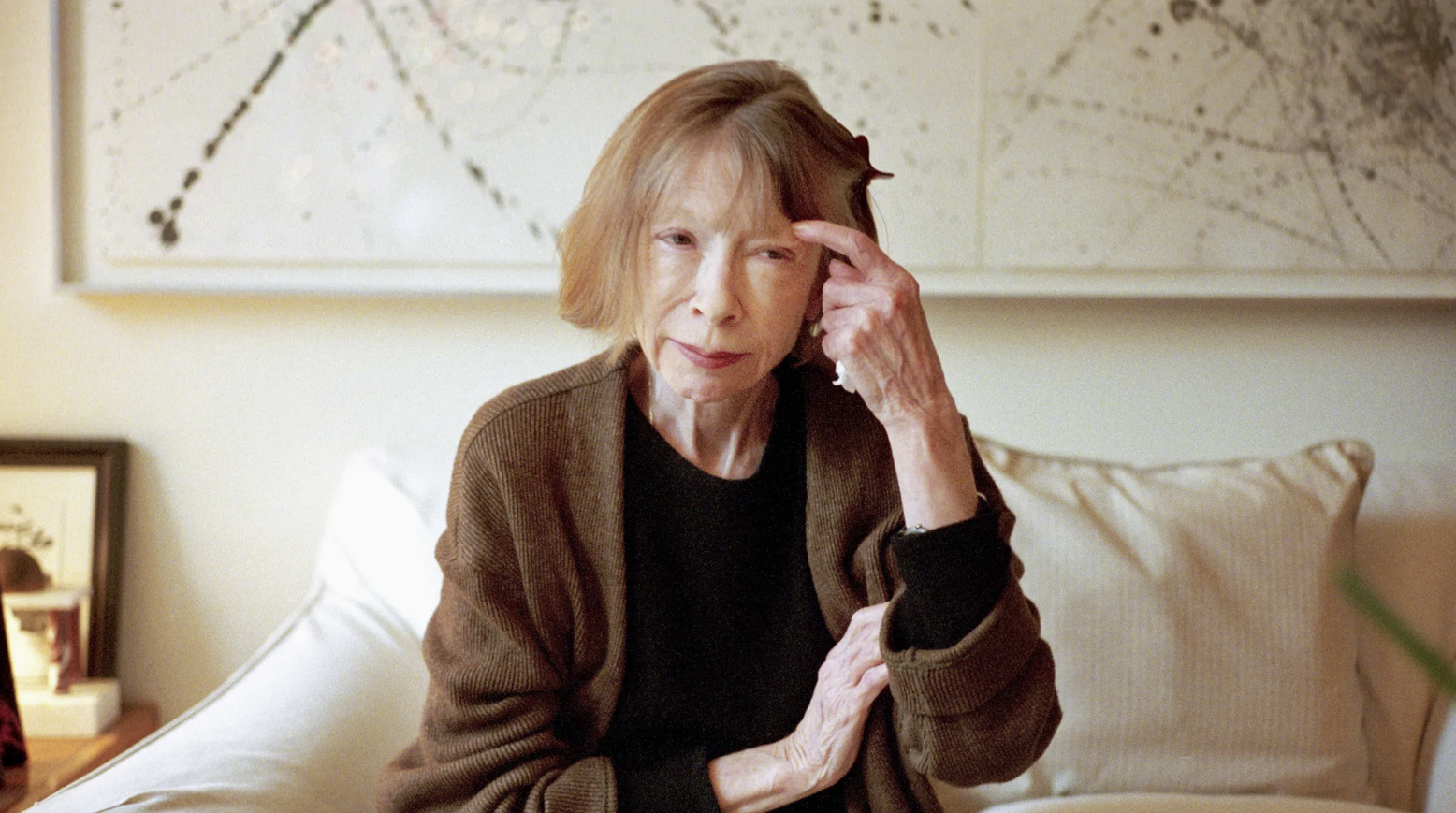 Addio a Joan Didion: la scrittrice che ha esorcizzato il dolore attraverso l’arte