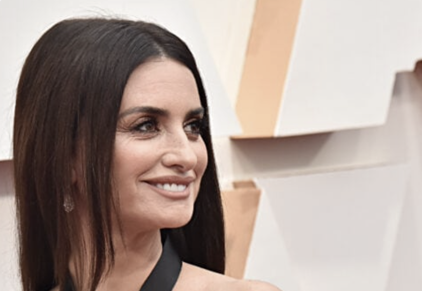 Penelope Cruz mamma anti-social: «Niente social fino ai 16 anni: troppo pericolosi»