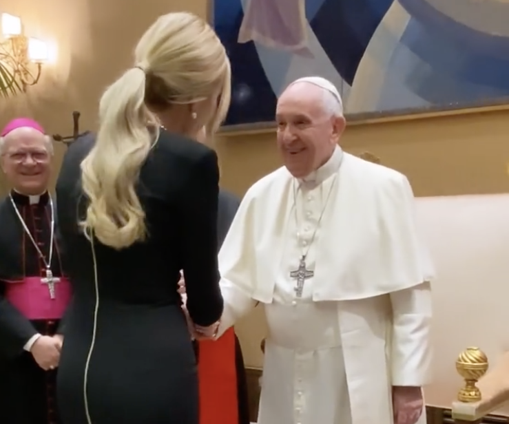 Il tubino nero di Federica Panicucci per l’incontro con il Papa è la certezza della moda Inverno 2021 e sempre