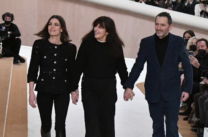 Parigi, Charlotte Casiraghi apre la sfilata di Chanel sfilando a cavallo