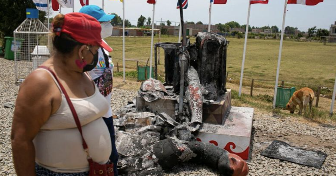 Perù, distrutta copia di una famosa statua Moche con fallo gigante