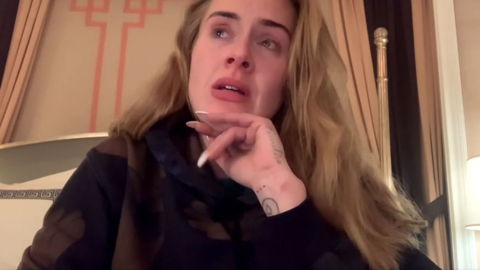 Adele annuncia in lacrime il rinvio della sua residency a Las Vegas