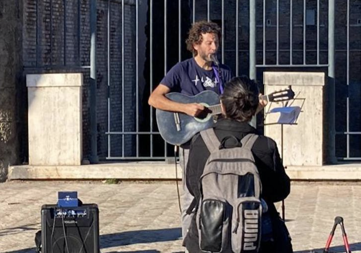 Il manager cantautore di strada per beneficenza: “I miei guadagni ai poveri di San Pietro”