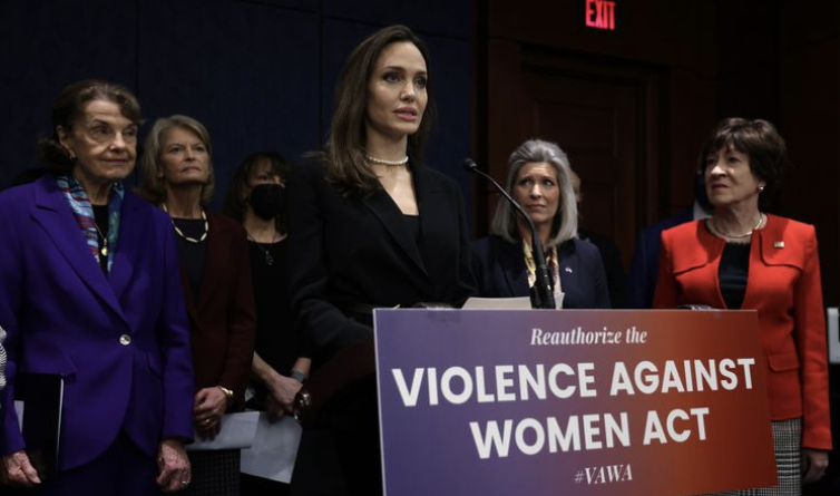 Angelina Jolie si commuove al Campidoglio per parlare di abusi domestici sulle donne Angelina Jolie si commuove al Campidoglio per parlare di abusi domestici sulle donne