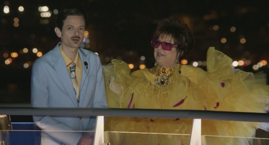 Orietta Berti, un trionfo di tulle giallo: “Sono un piumino da cipria”