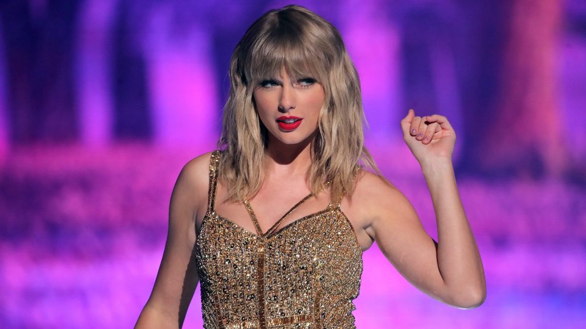 Taylor Swift “salva” un fan dall’intervento di un addetto alla security durante il concerto