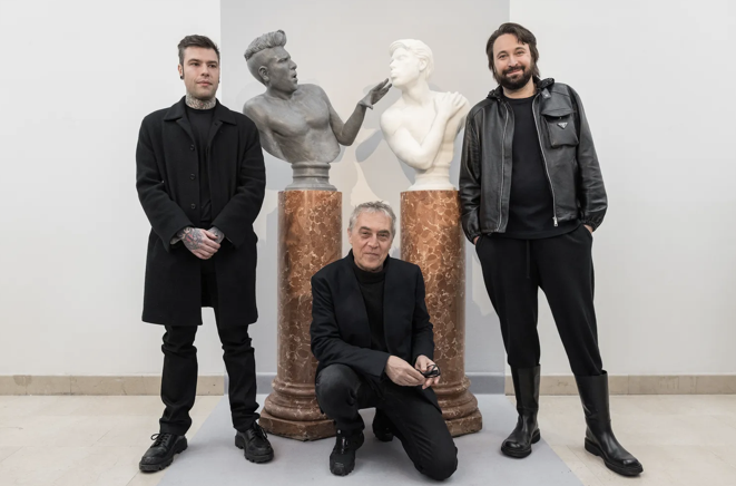 Fedez by Francesco Vezzoli: l’artista e il rapper in versione busti di marmo in mostra alla Triennale di Milano