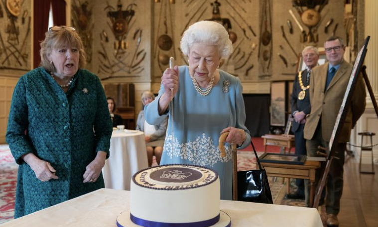 Sono cominciati (alla grande) i festeggiamenti per il Giubileo di Platino della Regina Elisabetta Sono cominciati (alla grande) i festeggiamenti per il Giubileo di Platino della Regina Elisabetta
