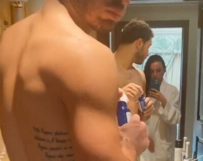 Arisa “stuzzica” i follower con un risveglio intimo: in accappatoio con Vito Coppola nel bagno di casa Arisa “stuzzica” i follower con un risveglio intimo: in accappatoio con Vito Coppola nel bagno di casa