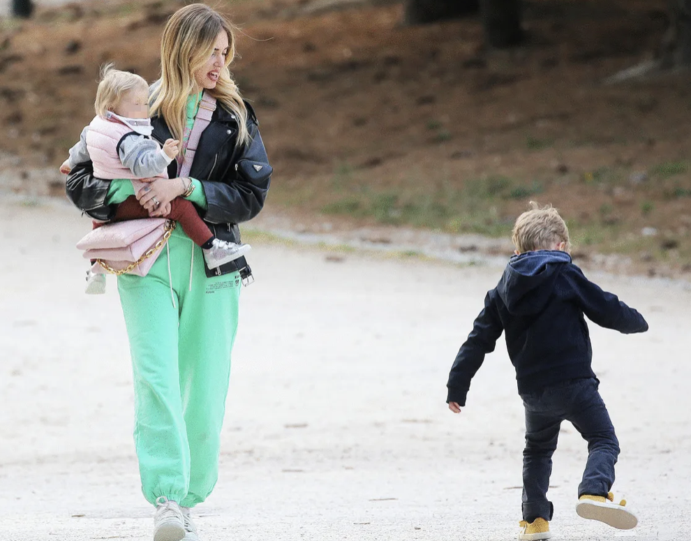 Chiara Ferragni, tenerezze al parco con i figli (in attesa delle dimissioni di Fedez)
