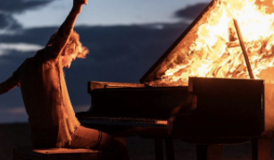 Ucraina, il pianista Davide Locatelli suona Imagine davanti al consolato di Milano