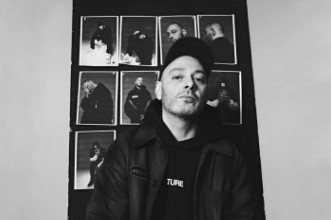 Fabri Fibra mostra il suo “Caos”: fuori il decimo album del pilastro dell’hip hop italiano