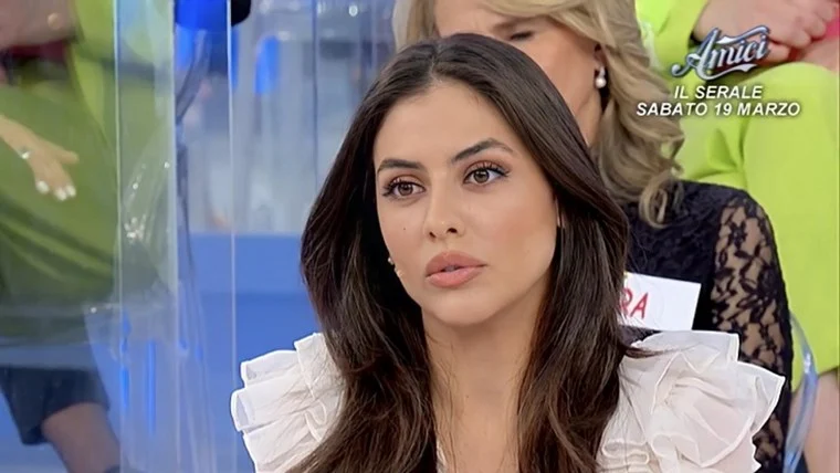 Uomini e Donne, Federica Aversano spiazza: gesto shock contro Matteo Ranieri?