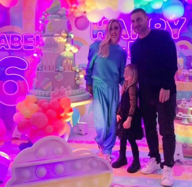 Ilary Blasi e Francesco Totti insieme: i due sorridenti alla festa per i 6 anni della figlia Isabel