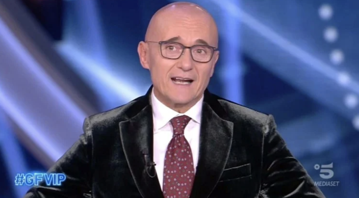 Grande Fratello Vip, duro colpo per Signorini: l’ex corteggiatrice di Uomini e Donne non ne vuole sapere