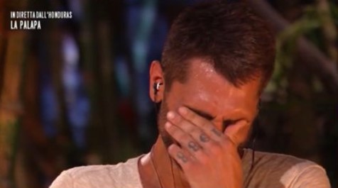 Jeremias Rodriguez singhiozza all’Isola dei Famosi: ‘Non uscivo di casa da 7 anni, Deborah mi ha salvato’ Jeremias Rodriguez singhiozza all’Isola dei Famosi: ‘Non uscivo di casa da 7 anni, Deborah mi ha salvato’