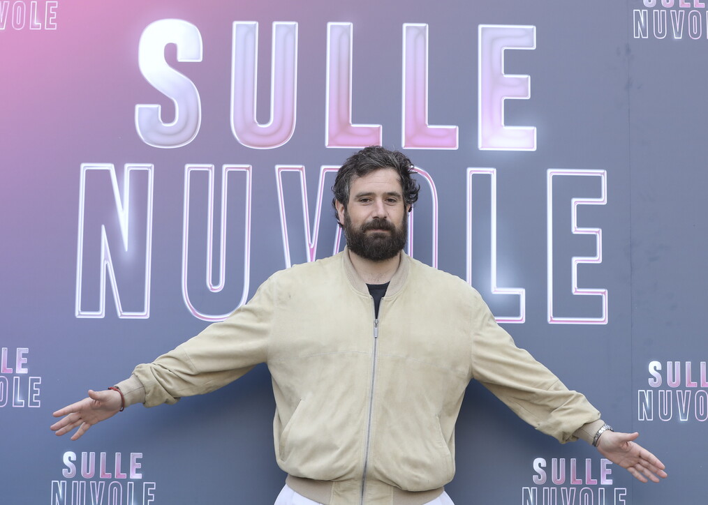 Tommaso Paradiso “Sulle nuvole”, la prima da regista per raccontare le proprie fragilità