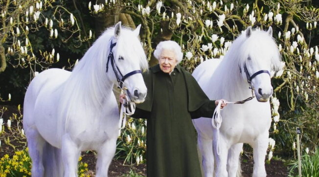 La regina Elisabetta compie 96 anni e festeggia con un nuovo ritratto e il pensiero al principe Filippo