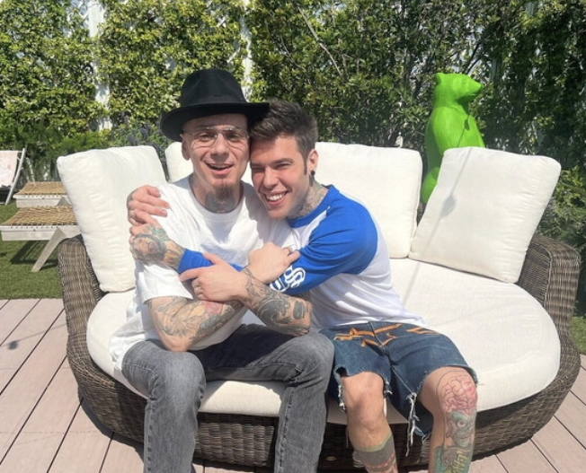 Fedez e J-Ax si riabbracciano: “Dobbiamo raccontarvi una cosa, non sarà una canzone insieme”