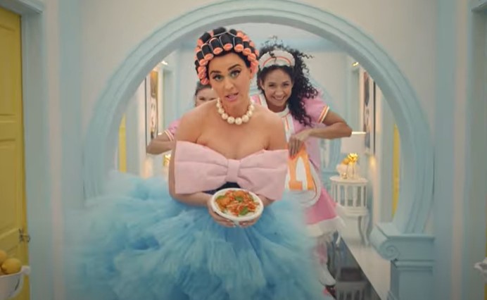 Katy Perry tra sushi e pizza in uno spot per Just Eat