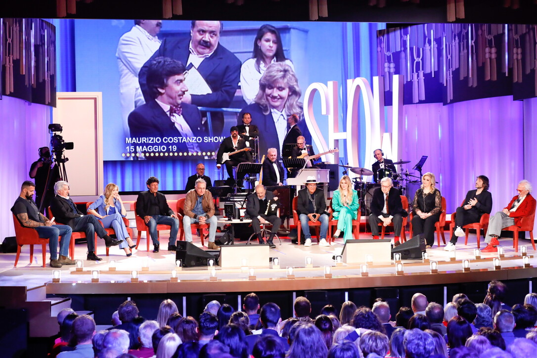 Al “Maurizio Costanzo Show” tra Mughini e Sgarbi finisce a insulti e spintoni