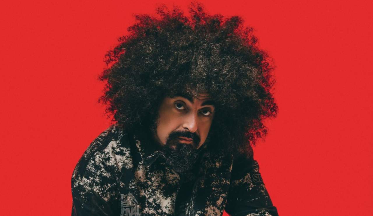 Caparezza si arrende all’acufene: “Faccio gli ultimi venti concerti e mi fermo”