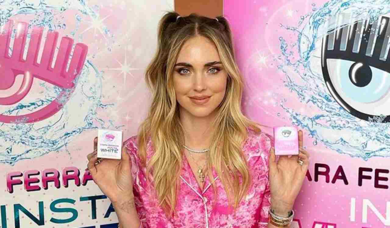 Chiara Ferragni firma il pacchetto delle gomme da masticare Daygum