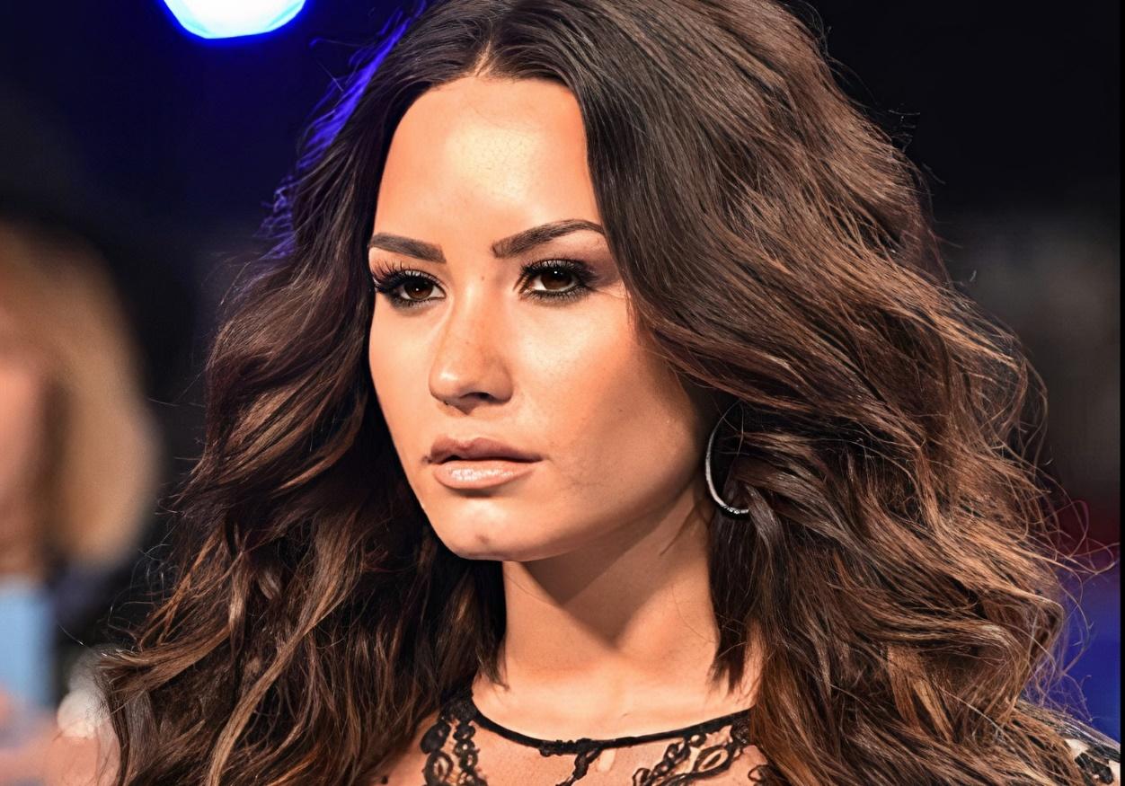 Demi Lovato, è uscito il nuovo brano Skin On My Teeth