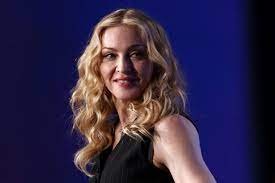 Julia Garner come Madonna, è lei l’attrice che interpreterà la popstar
