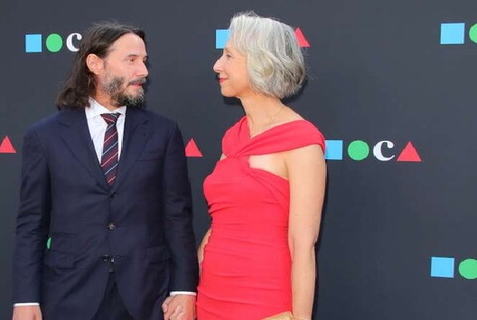 Keanu Reeves e la fidanzata Alexandra Grant sempre più innamorati, mano nella mano sul red carpet