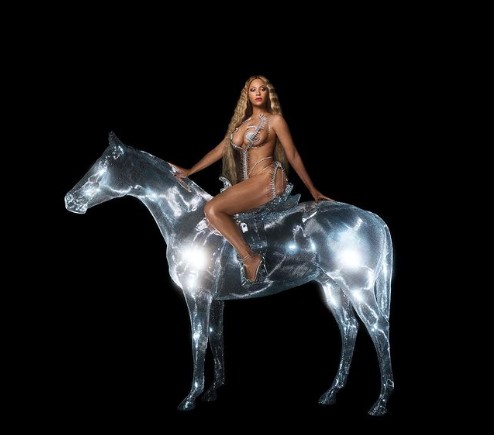 Beyoncé amazzone sexy a cavallo presenta il nuovo album: “Mi ha permesso di sentirmi libera e avventurosa”