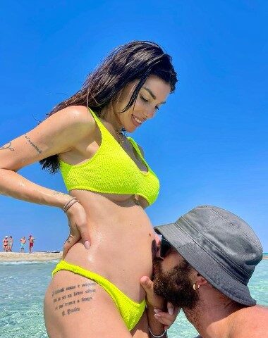 Bianca Atzei incinta, l’annuncio su Instagram: aspetta il primo figlio da Stefano Corti