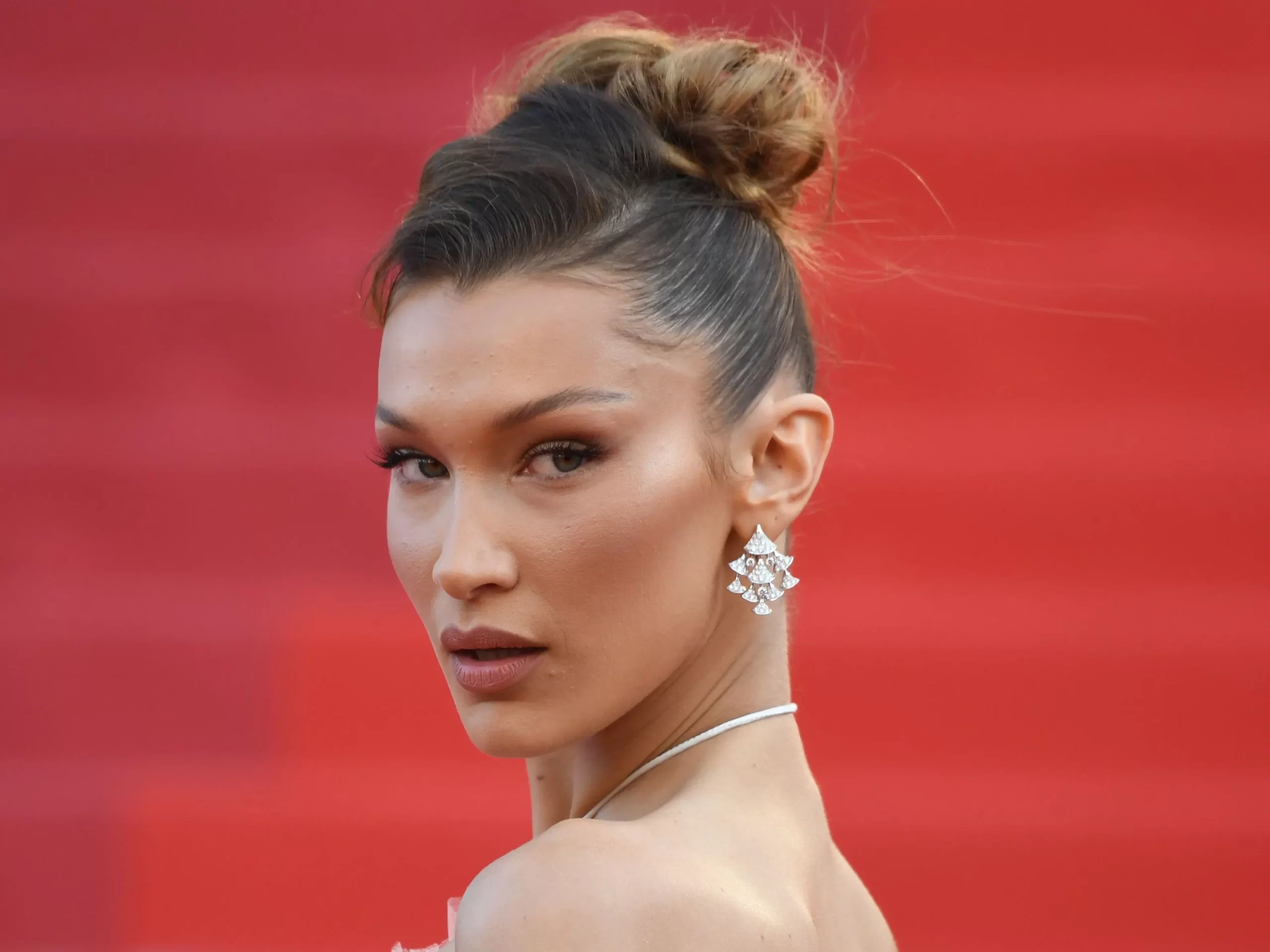 Bella Hadid racconta per immagini la malattia di Lyme di cui soffre: “Adesso finalmente sto bene”
